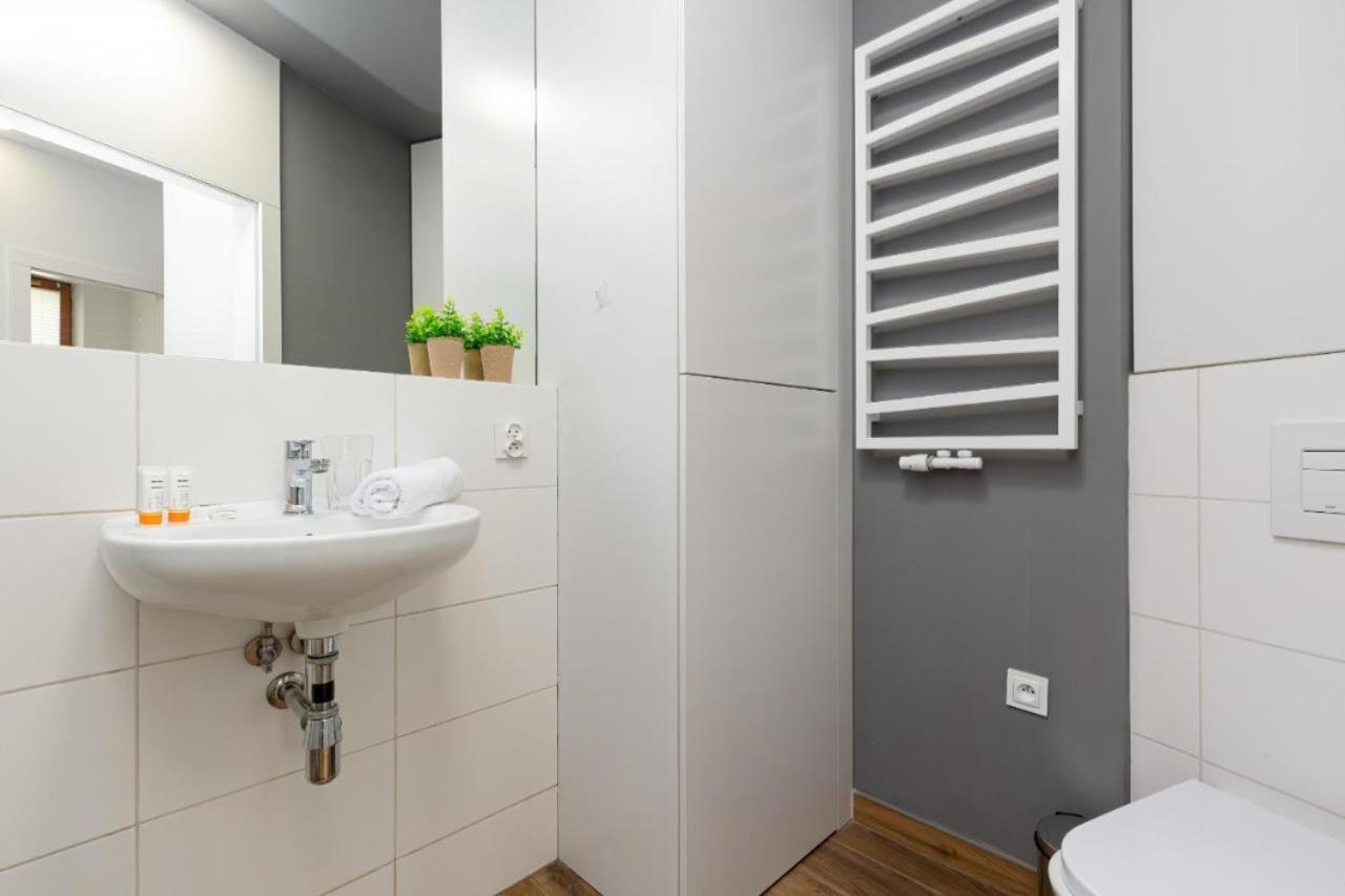 Modern Apartment With Pool Near Golden Terraces Warsawa Bagian luar foto